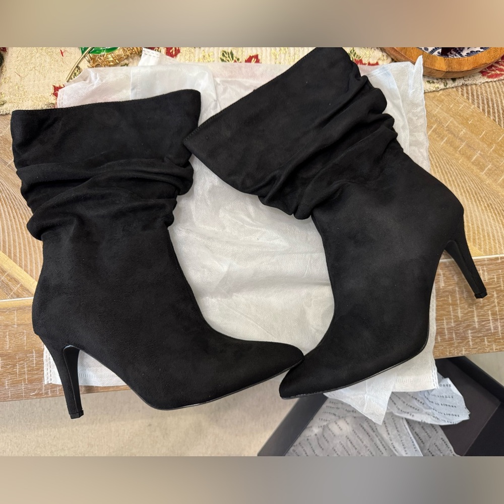 Beautiful Black Women's Ruched Suede Boots size 9 NWT!
